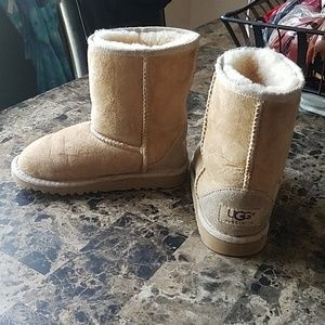 Authentic girls uggs boots!